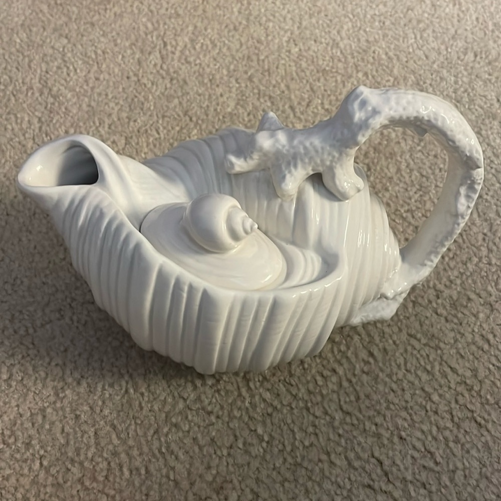 Vintage 1989 Fitz and Floyd Taiwan White Sea Shell and Coral Handled Teapot